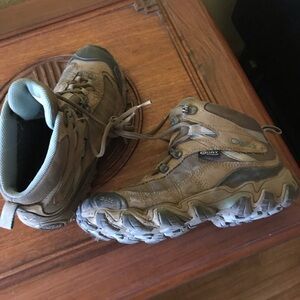 Women’s oboz hiking boots great condition!